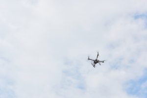 Dronu lidaparāts ar kameru lido debesīs