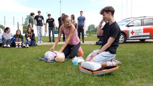 Talsu jaunieši mācās pirmās palīdzības sniegšanu, veicot sirds masāžu manekenam