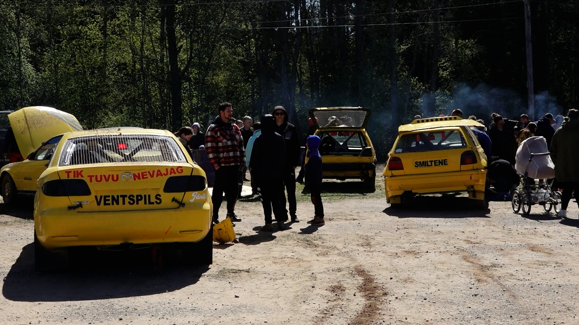 Folkreisa auto ar uzrakstiem "Talsi" un "Ventspils" dalībnieku parkā Smiltenē.