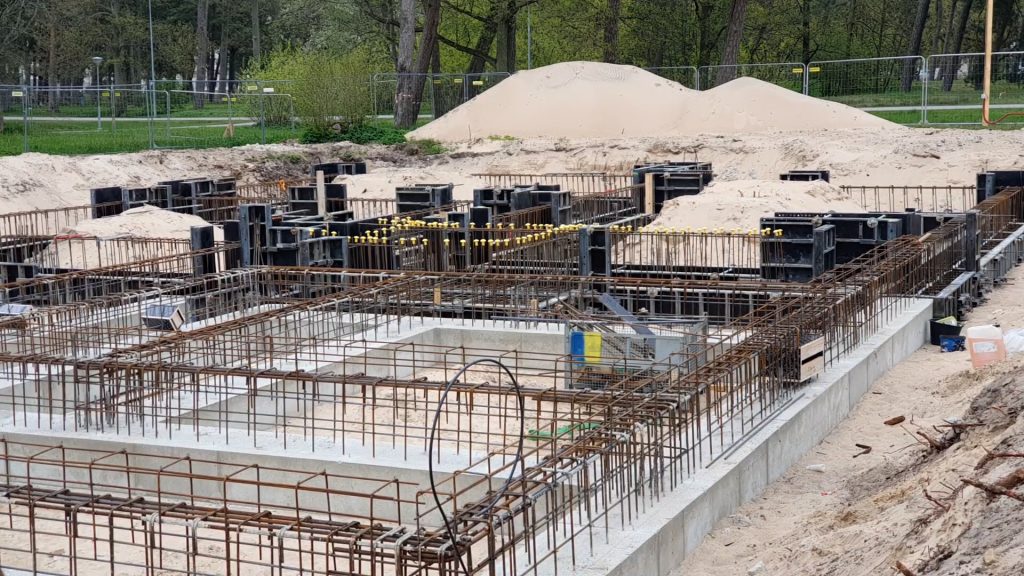 Pamatu sagatavošanas darbi jaunai daudzdzīvokļu ēkai Ventspilī no augšas
