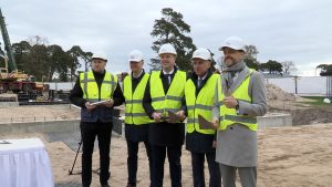 Ventspils pašvaldības un ALTUM pārstāvji ar kapsulu pirms iemūrēšanas
