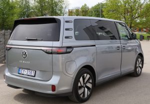 Sudraba krāsas Volkswagen ID. Buzz elektriskais minibuss stāvlaukumā