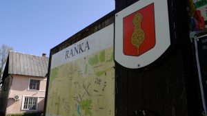 Rankas pagasta karte un ģerbonis pie informācijas stenda Gulbenes novadā