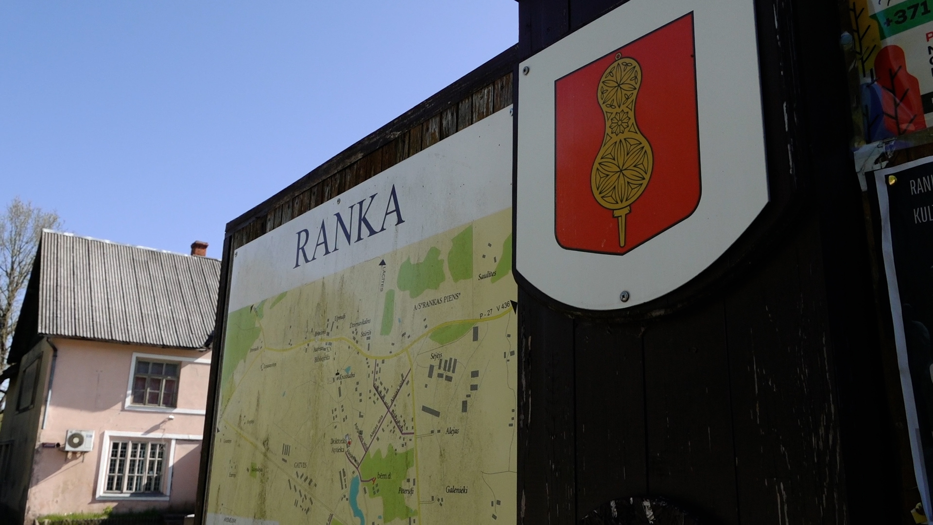 Rankas pagasta karte un ģerbonis pie informācijas stenda Gulbenes novadā