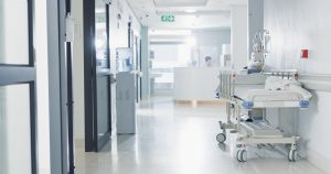 Tukšs slimnīcas gaitenis ar slimnieka gultu