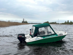 Jelgavas pašvaldības policijas motorlaiva uz ūdens ar SUZUKI dzinēju