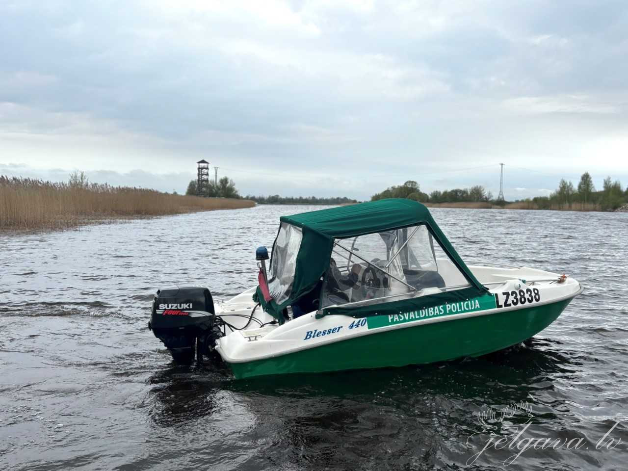 Jelgavas pašvaldības policijas motorlaiva uz ūdens ar SUZUKI dzinēju