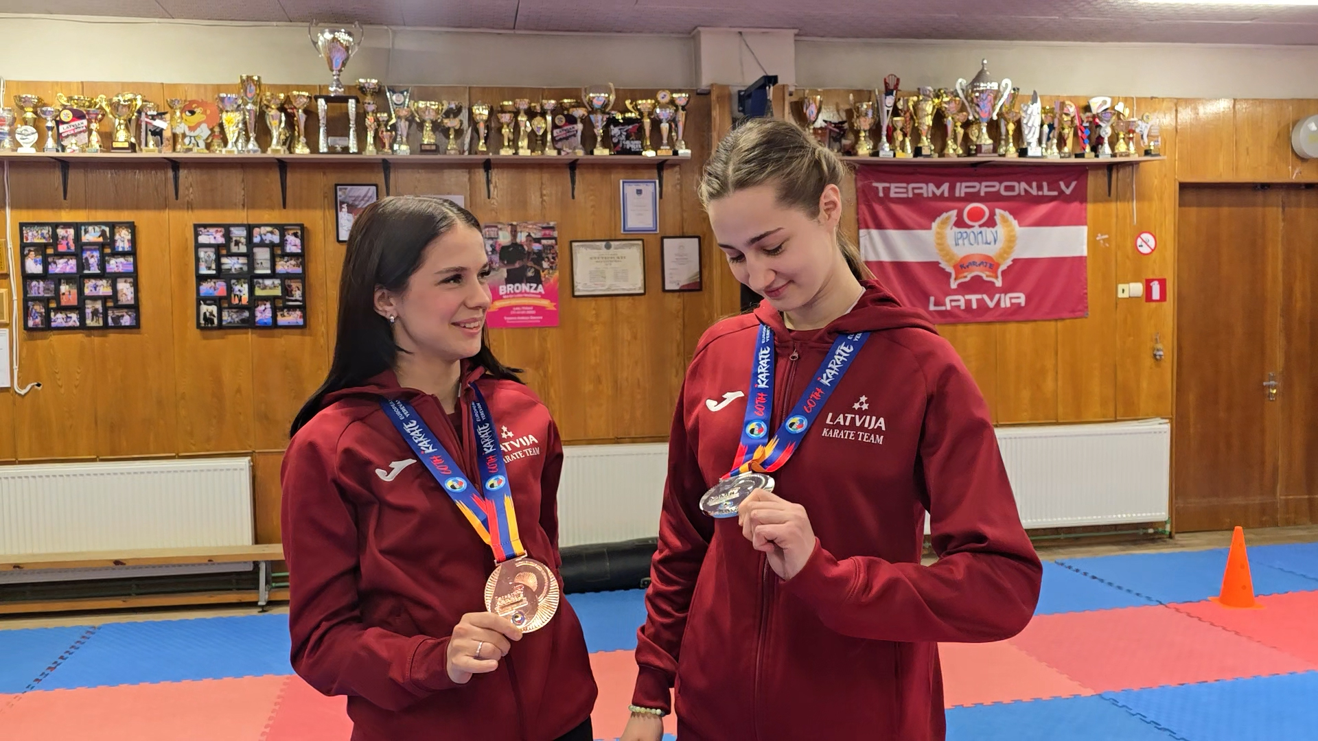 Latvijas karatistes Beata Grivica un Aleksandra Mihailova ar Eiropas čempionāta medaļām.