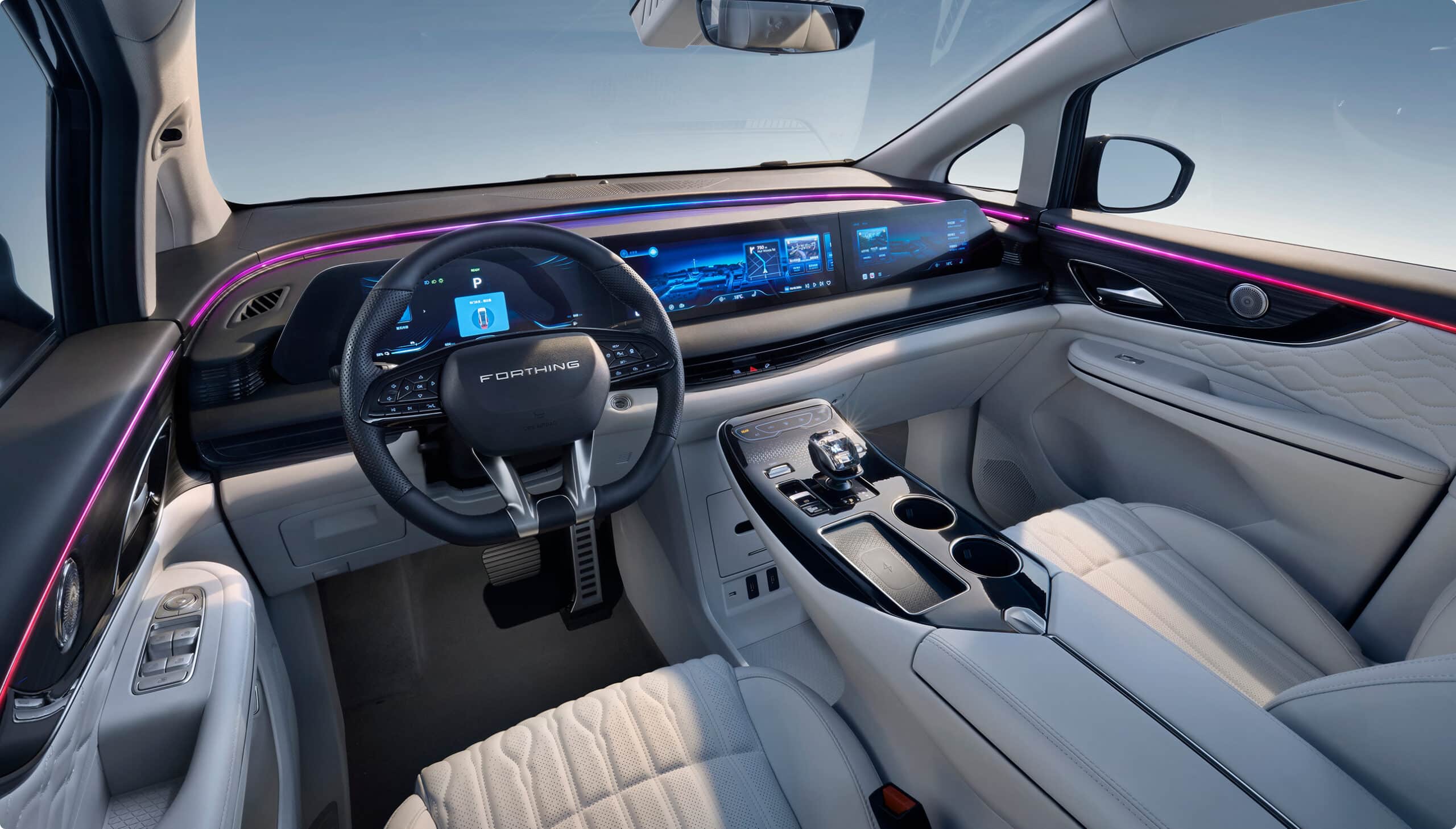 Forthing elektriskā automobiļa moderns interjers ar panorāmas displejiem un ambientu LED apgaismojumu
