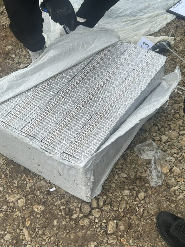 Atvērta balta iepakojuma kaste ar neskaitāmām cigarešu paciņām
