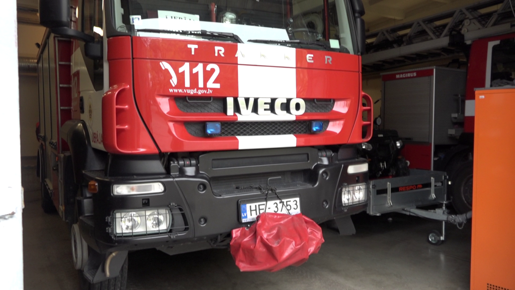 Ugunsdzēsēju mašīna "IVECO" ar numuru HF-3753 depo telpās