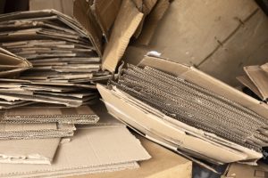 Salocītas kartona kastes un to fragmenti