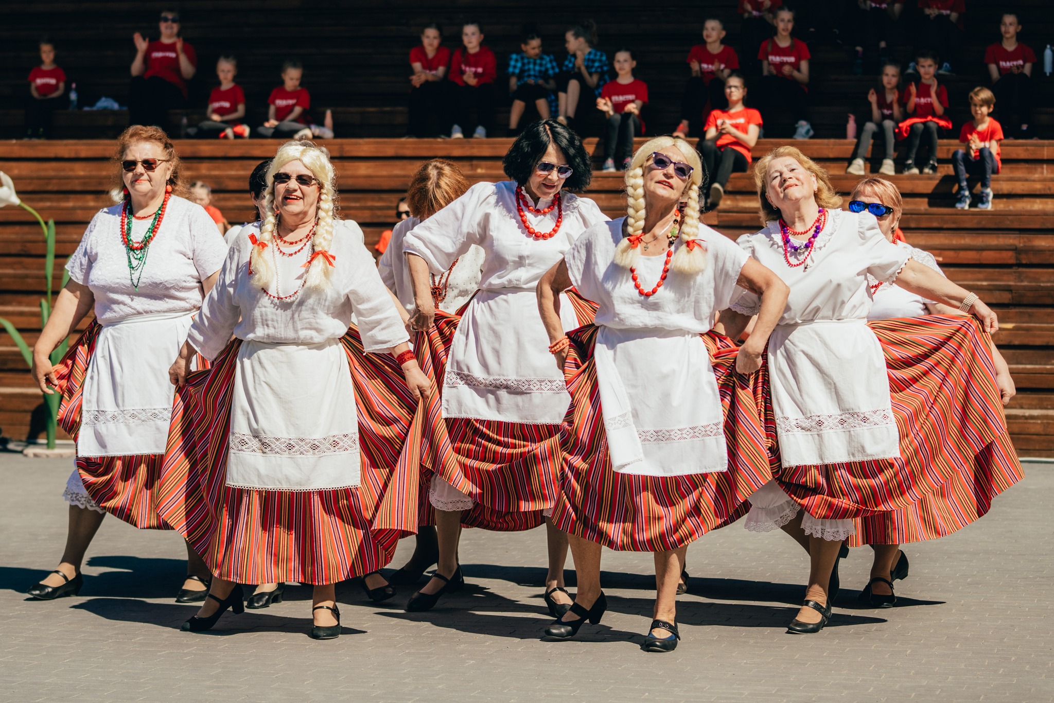 Sievietes tautas tērpos dejo uz skatuves Saulkrastos