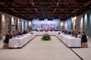 Ukrainas, Krievijas un Turcijas delegāciju pārstāvji pie sarunu galda Stambulā