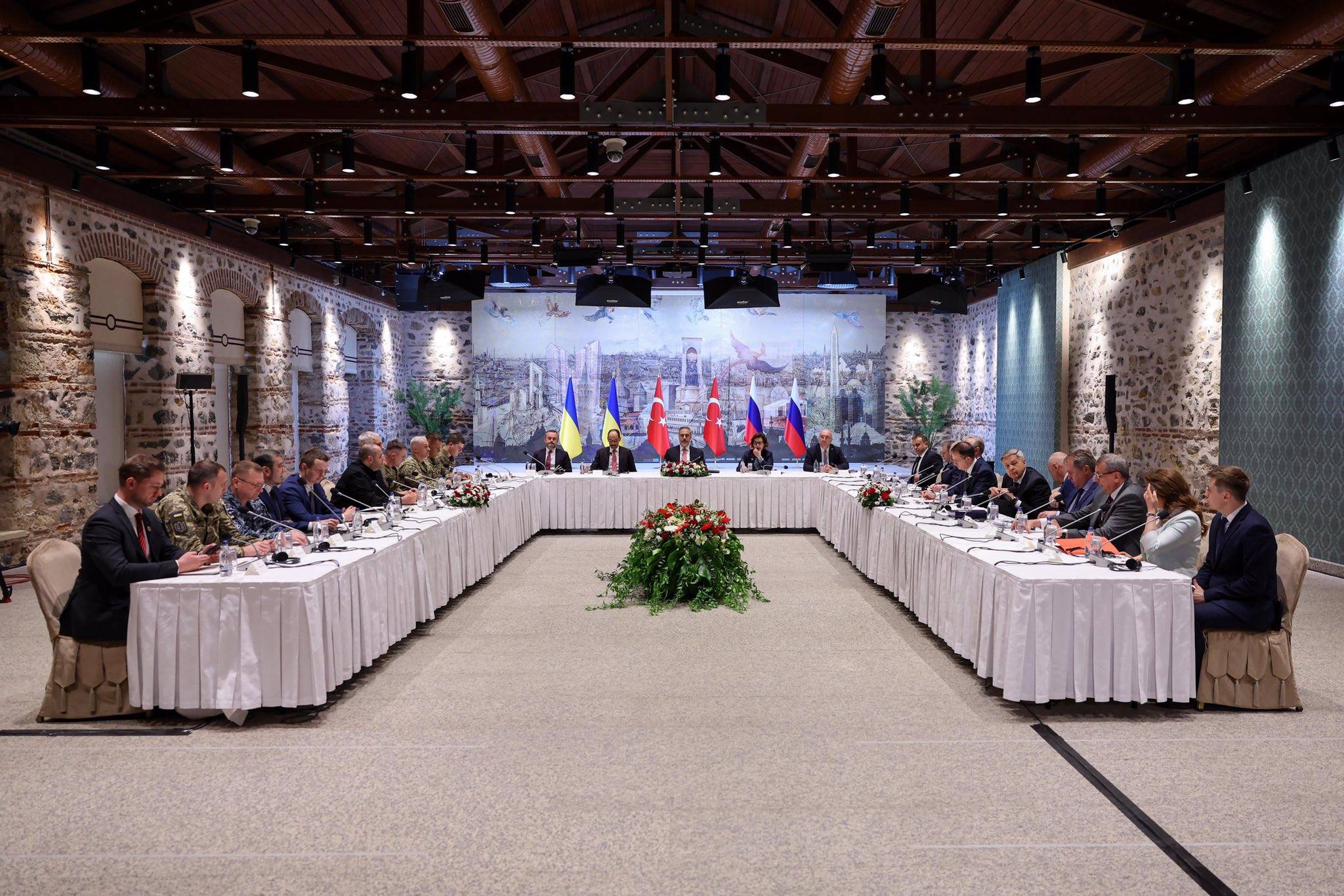 Ukrainas, Krievijas un Turcijas delegāciju pārstāvji pie sarunu galda Stambulā