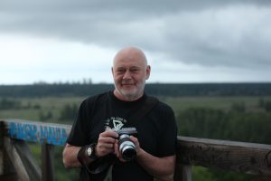Astrologs Aleksandrs Sokolovs fotografē ar kameru dabā
