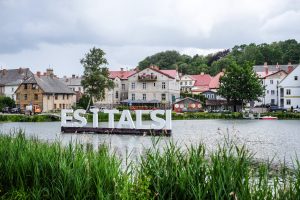 Uzraksts "Esi Talsi" uz peldoša plosta Talsu pilsētas ezerā