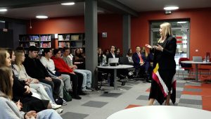 Satversmes tiesas priekšsēdētāja Irēna Kucina stāv un runā skolēnu auditorijas priekšā izglītojošā pasākumā