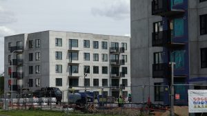 Jaunbūvju celtniecība Valmierā ar daudzstāvu mājām un būvlaukumu