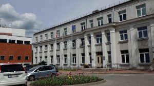Valmieras novada pašvaldības ēka ar plīvojošiem karogiem
