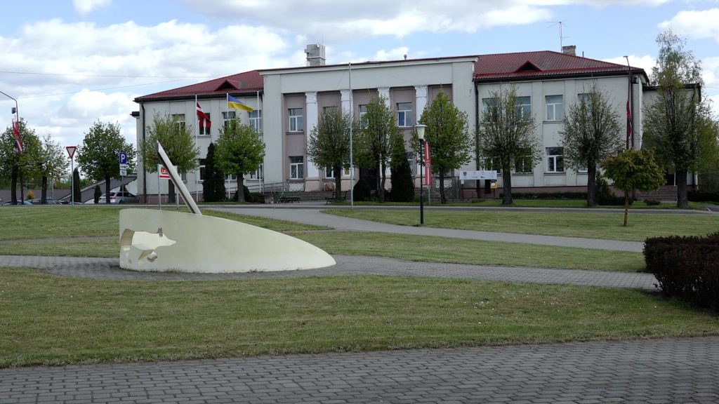 Varakļānu novada dome un saules pulkstenis pilsētas centrā