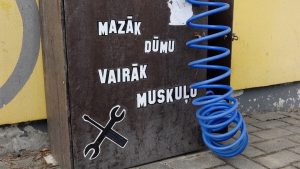 Velo servisa uzpildes stacija ar uzrakstu “Mazāk dūmu, vairāk muskuļu”
