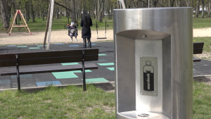 Dzeramā ūdens uzpildes stacija bērnu rotaļu laukumā parkā