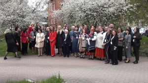 "Liepāja 2027" jaunie vēstneši kopbildē pie ziedošiem kokiem pavasarī