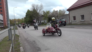 Ugunsdzēsēji motociklisti parādē ar blakusvāģa motociklu
