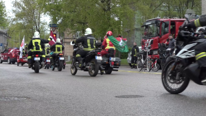 Ugunsdzēsēji motociklisti parādes braucienā ar Latvijas karogiem