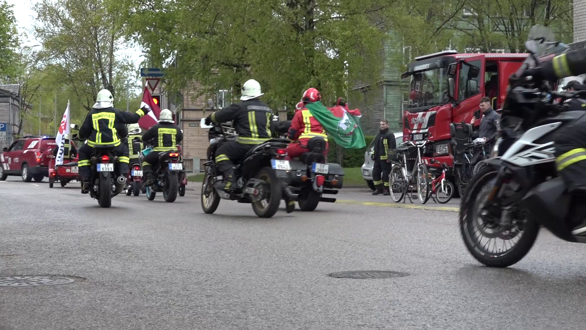 Ugunsdzēsēji motociklisti parādes braucienā ar Latvijas karogiem