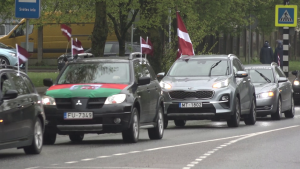 Automobiļu parāde ar Latvijas karogiem Svētes ielā