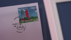 Pastmarka ar Liepājas Karostas ūdenstorni un zīmogu "Liepājai – 400"