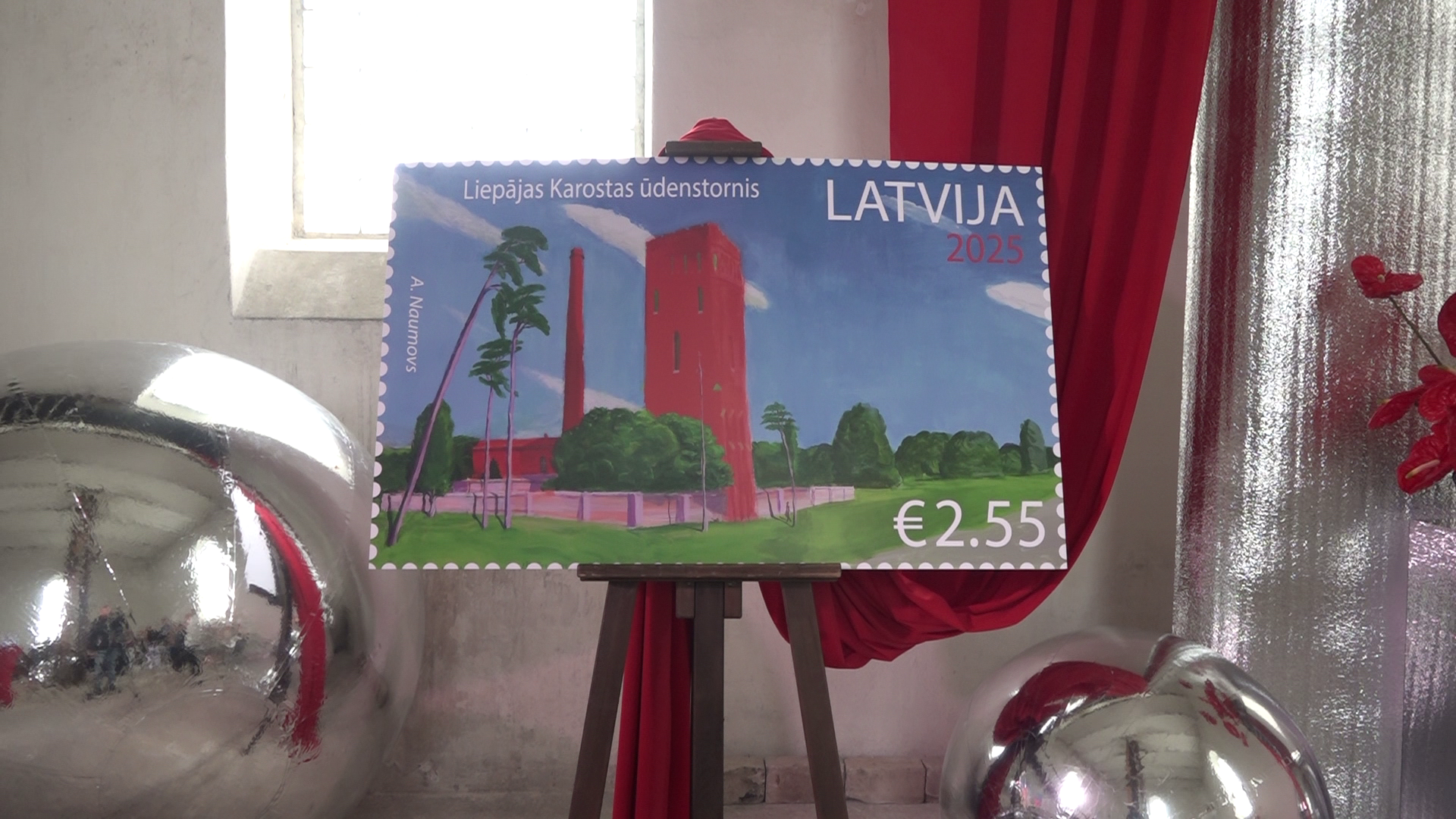 Jaunā Latvijas pastmarka ar Liepājas Karostas ūdenstorni uz sarkanīga un zilgana fona