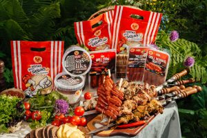 Dažādi šašliki un grilējamās desiņas vasaras piknikam ar Rēzeknes Gaļas Kombināta zīmola iepakojumiem