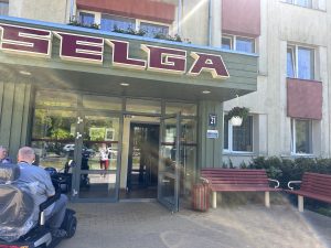 Pansionāta “Selga” ieeja ar senioriem pie ieejas durvīm