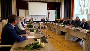 Talsu novada domes sēde ar deputātiem pie galda
