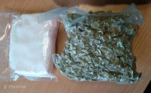 Konfiscētas narkotiskās vielas iepakojumā uz galda