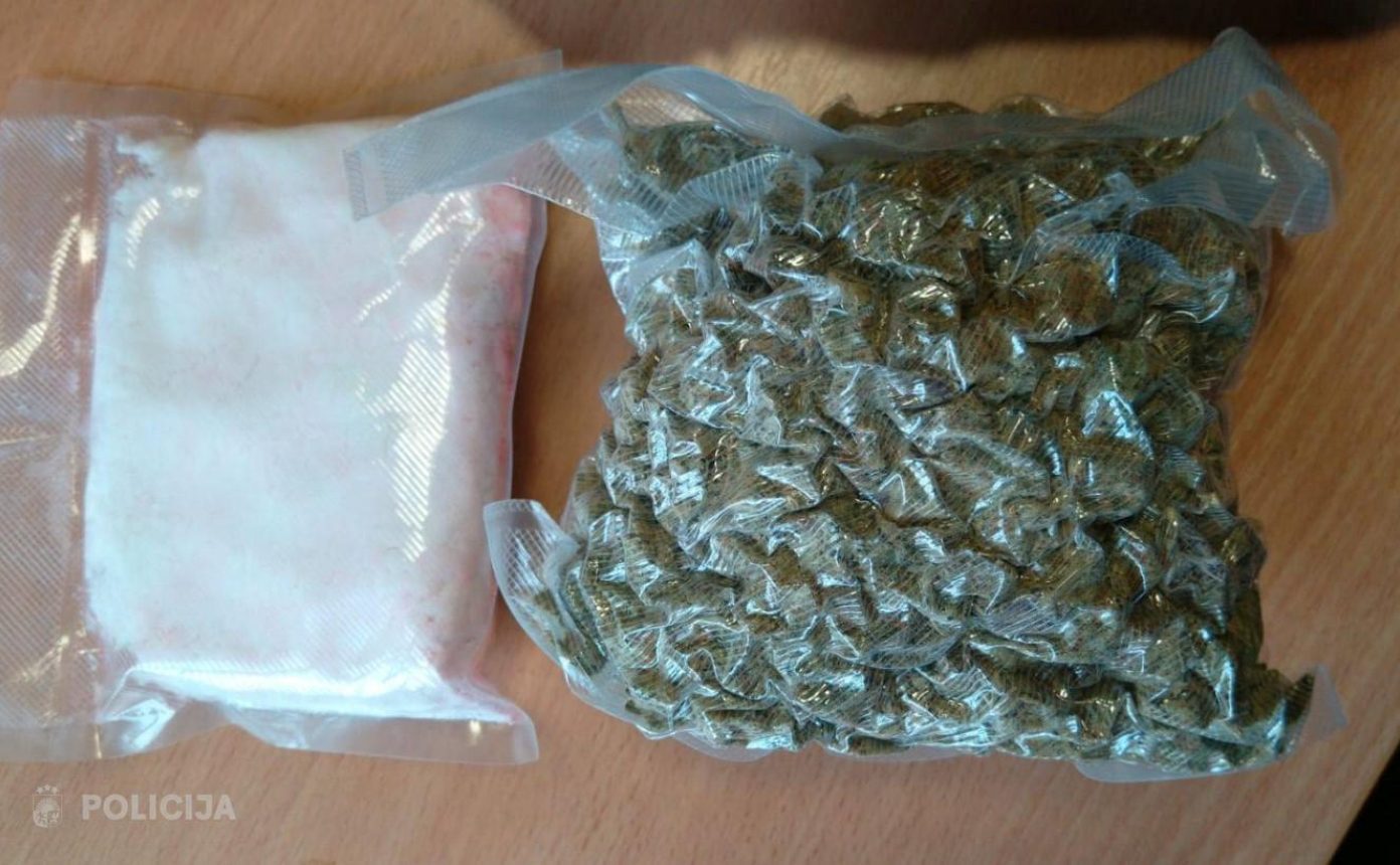 Konfiscētas narkotiskās vielas iepakojumā uz galda