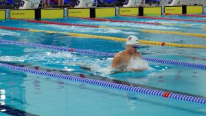 Peldētājs sacensību laikā Latvijas čempionātā Valmieras peldbaseinā.