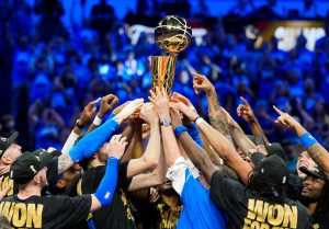 Oklahomasitijas "Thunder" basketbolisti paceļ NBA čempionu trofeju pēc uzvaras finālsērijā