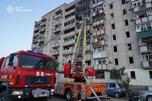 Ugunsdzēsēji dzēš ugunsgrēku daudzdzīvokļu mājā pēc uzlidojuma Ukrainā