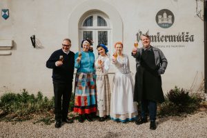 Valmiermuižas alus komanda ar viesiem svin kopā pie alus darītavas
