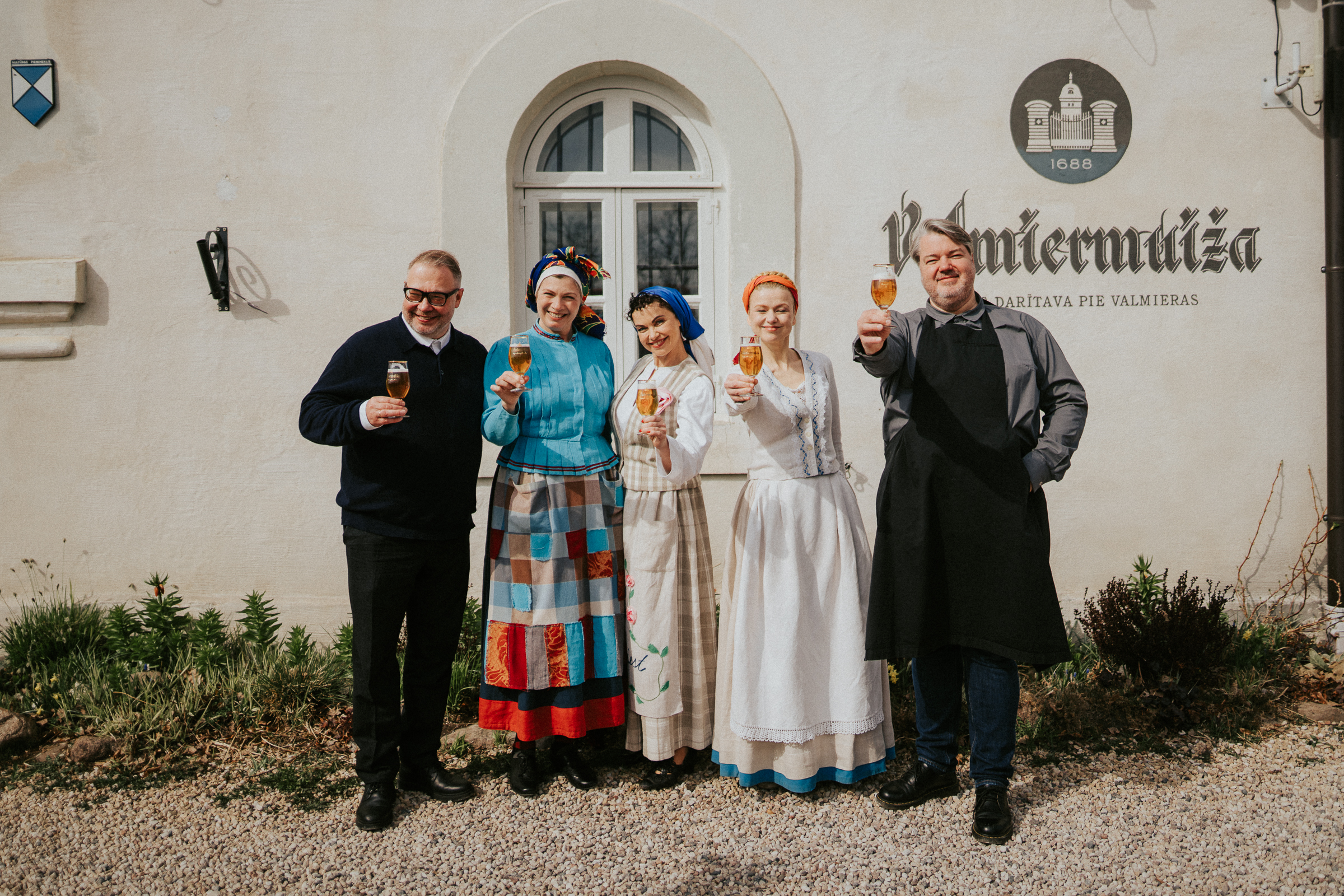 Valmiermuižas alus komanda ar viesiem svin kopā pie alus darītavas