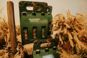 Skroderdienas alus dāvanu iepakojums ar latvisku dizainu