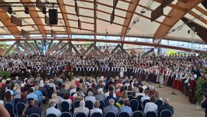 Dziedātāji tautastērpos koncertā “Vēl viena dziesma būs” Jelgavā.