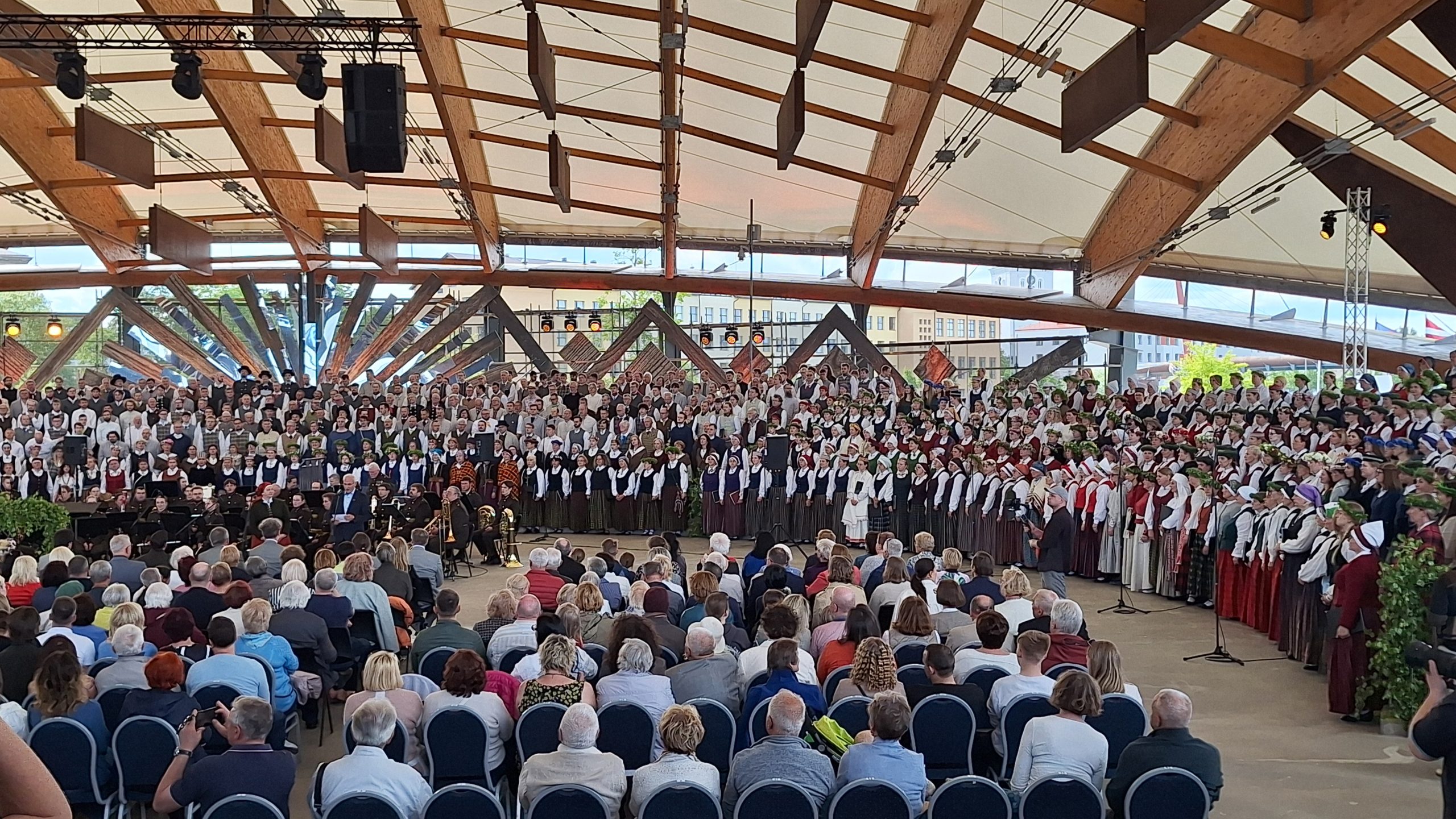 Dziedātāji tautastērpos koncertā “Vēl viena dziesma būs” Jelgavā.