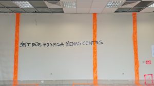 Uz sienas uzraksts “Šeit būs hospisa dienas centrs” topošajās telpās.