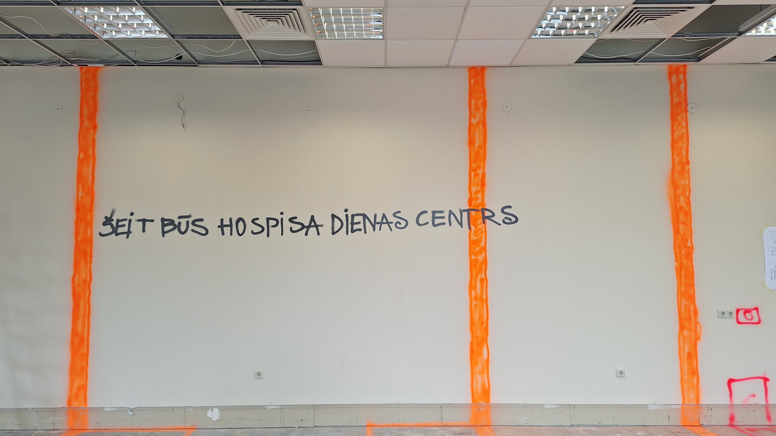 Uz sienas uzraksts “Šeit būs hospisa dienas centrs” topošajās telpās.