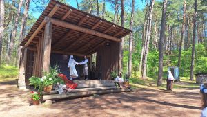 Tautastērpos tērpti dalībnieki dejo uz brīvdabas skatuves “Grandma Latvia” pasākumā